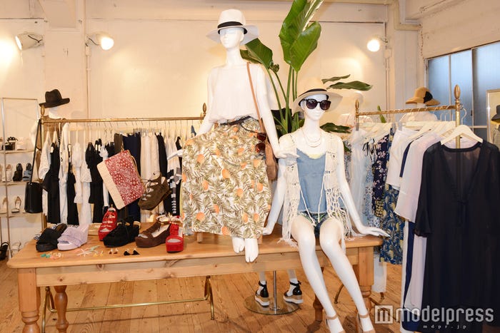 リゾートっぽいスタイルもオシャレ(C)モデルプレス