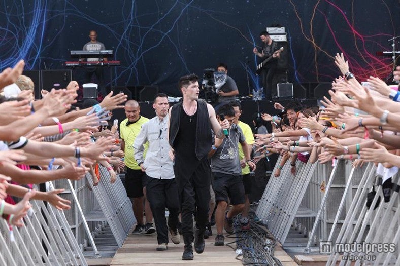 THE SCRIPT、アリーナへ飛び込み観客に揉まれて熱唱　カメラ奪うパフォーマンスも＜SUMMER SONIC 2015＞