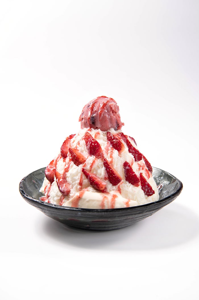 ホワイトチョコレートストロベリーかき氷1,880円（税込）／画像提供：TRANSIT GENERAL OFFICE