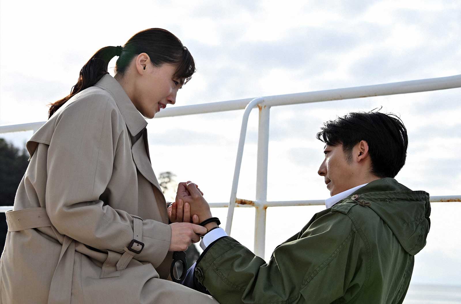 綾瀬はるか、高橋一生「天国と地獄 ～サイコな2人～」第9話より（C）TBS