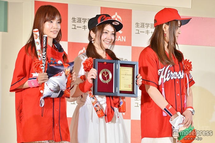 カープ女子“神3”(左から)古田ちさこ、大井智保子、天野恵