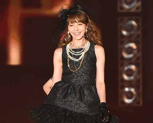 藤井リナ、魅惑のミニドレスで美脚あらわに 投げキッスに観客うっとり