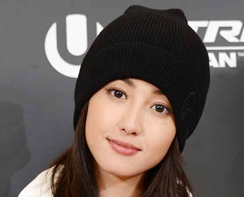 沢尻エリカを「ナンパしないように」共演者が呼びかけ キュートな私服で登場