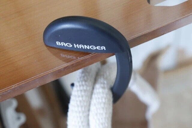 ダイソーの直置きしなくていいテーブル用バッグハンガー