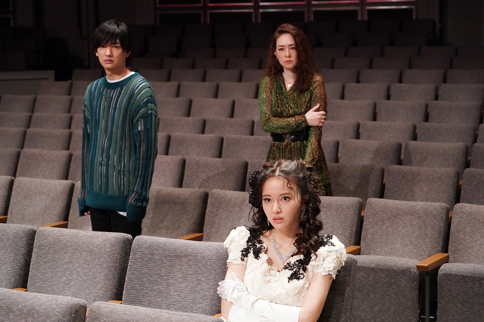 （中央）山本舞香（奥左から）七瀬公、霧島れいか／「金田一少年の事件簿」第9話より（C）日本テレビ