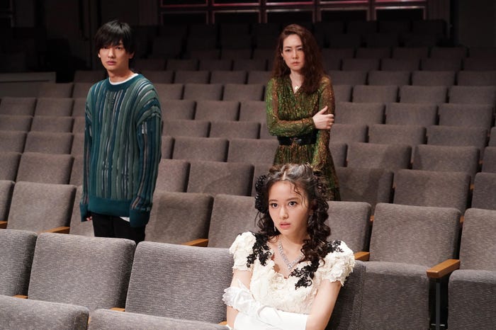 (中央)山本舞香(奥左から)七瀬公、霧島れいか/「金田一少年の事件簿」第9話より(C)日本テレビ