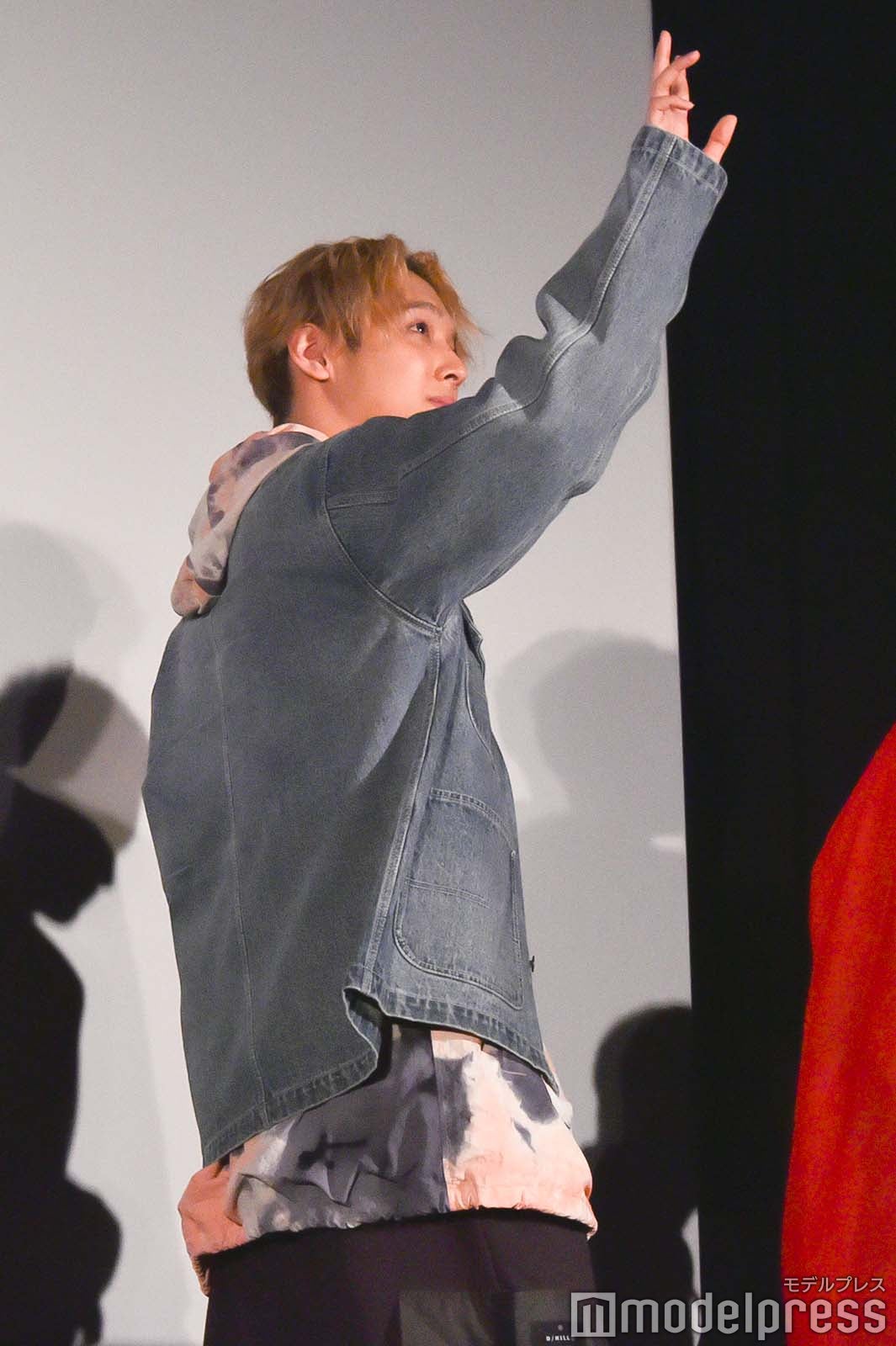 客席の隅々まで手を振る鈴木昂秀 （C）モデルプレス