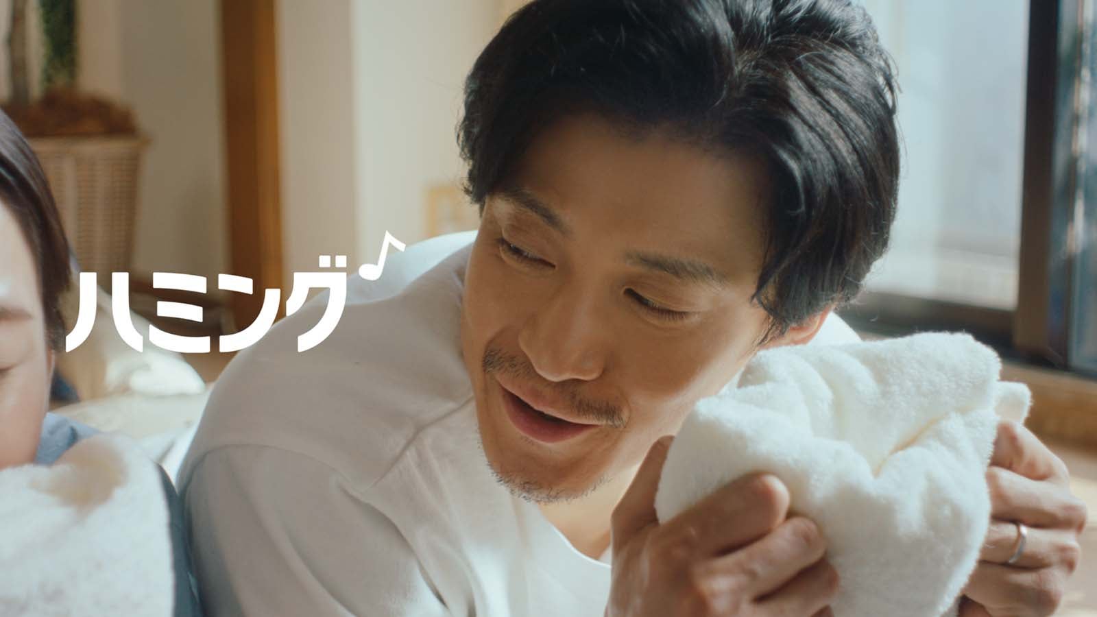 小栗旬「あなたのハミング・部屋干し」篇より（提供写真）