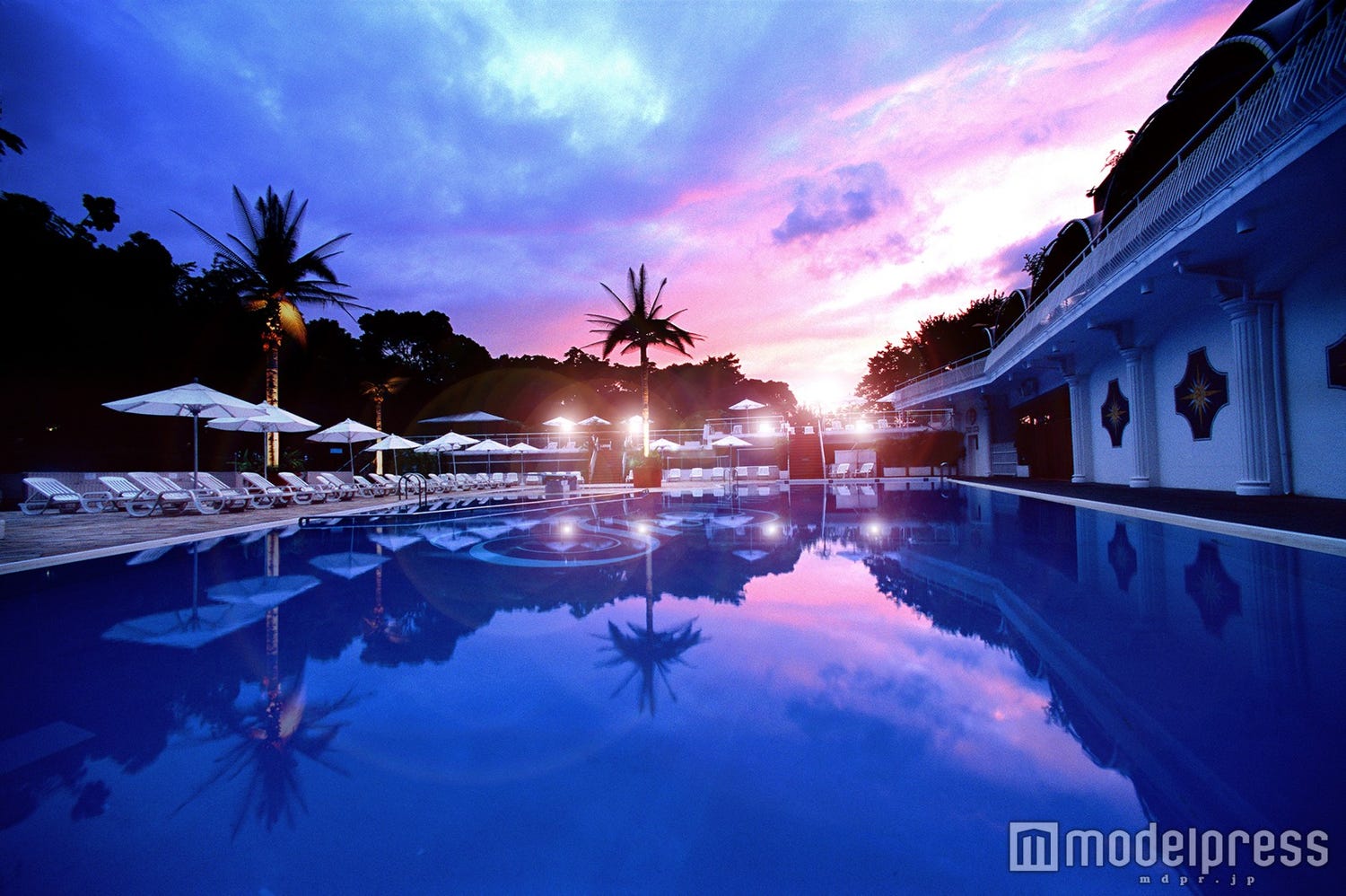 まるで楽園!都内最大級の屋外プールがリゾート感たっぷり 夜はDJプレイも