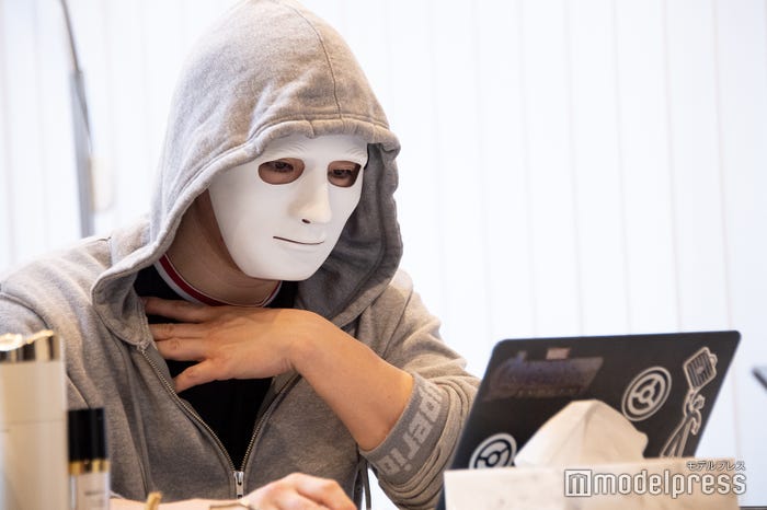 仕事中のラファエル(C)モデルプレス