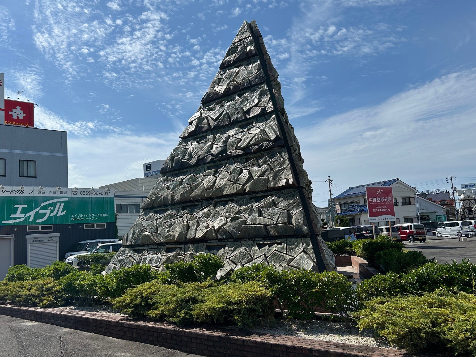 陶磁器製のピラミッド型モニュメント「フューチャードリーム～未来の夢」