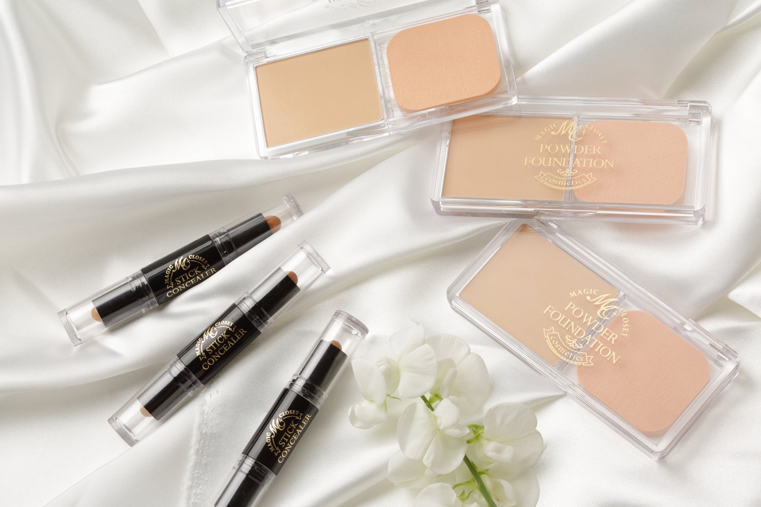 左、「MCスティックコンシーラー」、右、「MCパウダーファンデーション」／画像提供：株式会社パル