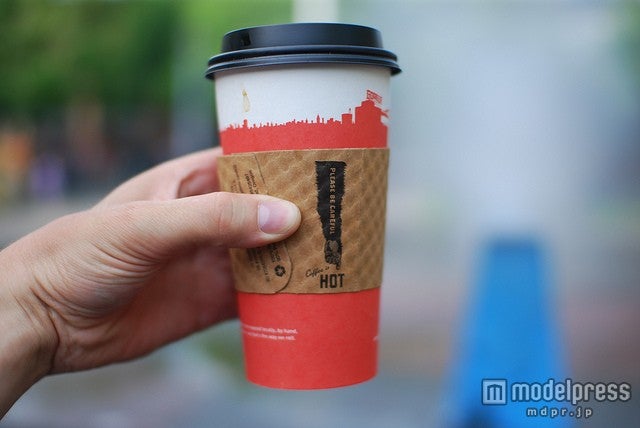 赤いカップが特徴の「GORILLA COFFEE」イメージ／Photo by angermann【モデルプレス】