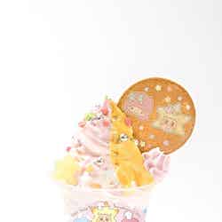 イチゴと練乳のピンク色ソースに、マンゴーの黄色ソースをかけて、星形パインやララとソラカラちゃんを描いたクッキーなどを添えた「ララとソラカラソフト」¥590（C）TOKYO-SKYTREE（C）1976，2015 SANRIO CO．，LTD．