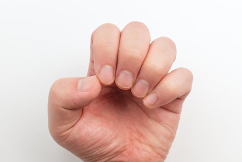 ネイルするけど知らなかった!爪の根元にある《半月の部分》の名称とは?