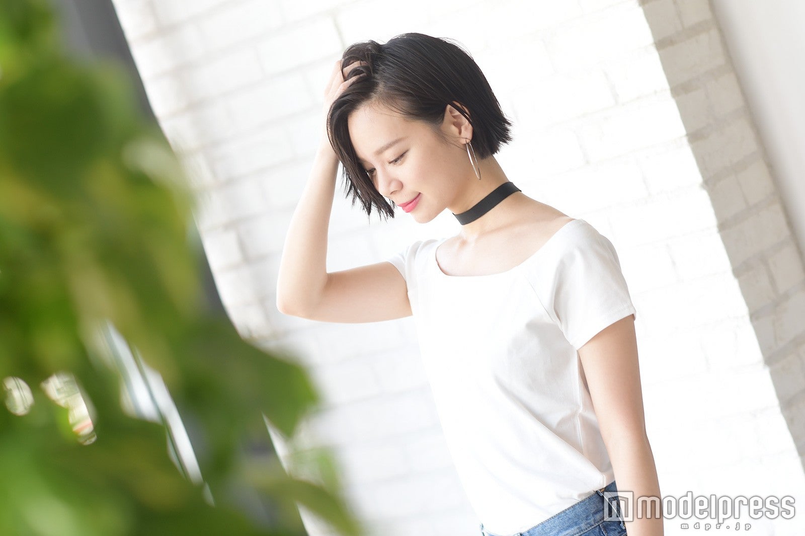 首の空いたTシャツには太めチョーカーを／斎藤有沙（C）モデルプレス