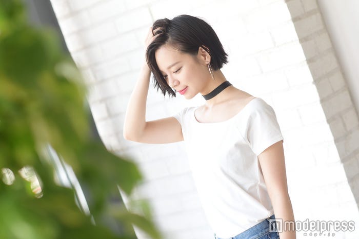 首の空いたTシャツには太めチョーカーを/斎藤有沙(C)モデルプレス