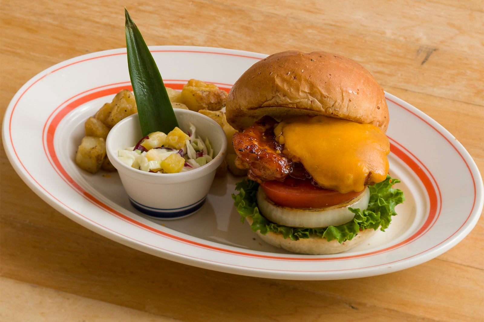 『ハワイアンBBQチキンバーガー』1,350円（税別）／画像提供：EGGS’N THINGS JAPAN