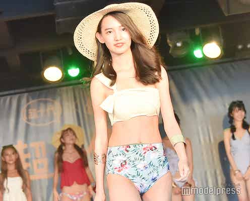 “菜々緒2世”黒木麗奈、ワンショルビキニで美脚&美尻際立つ堂々ランウェイ<超夏休み2019>
