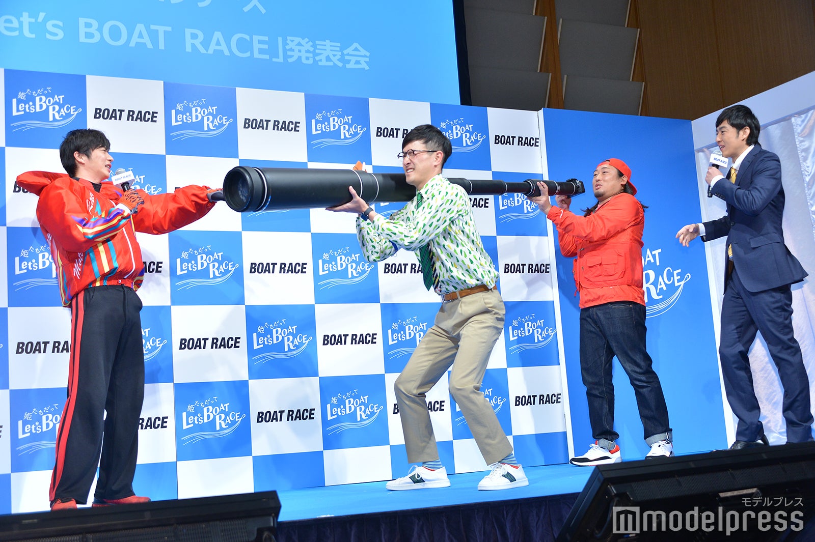 CM会見で茶番を繰り広げるロバートに笑顔で対応する田中圭（C）モデルプレス