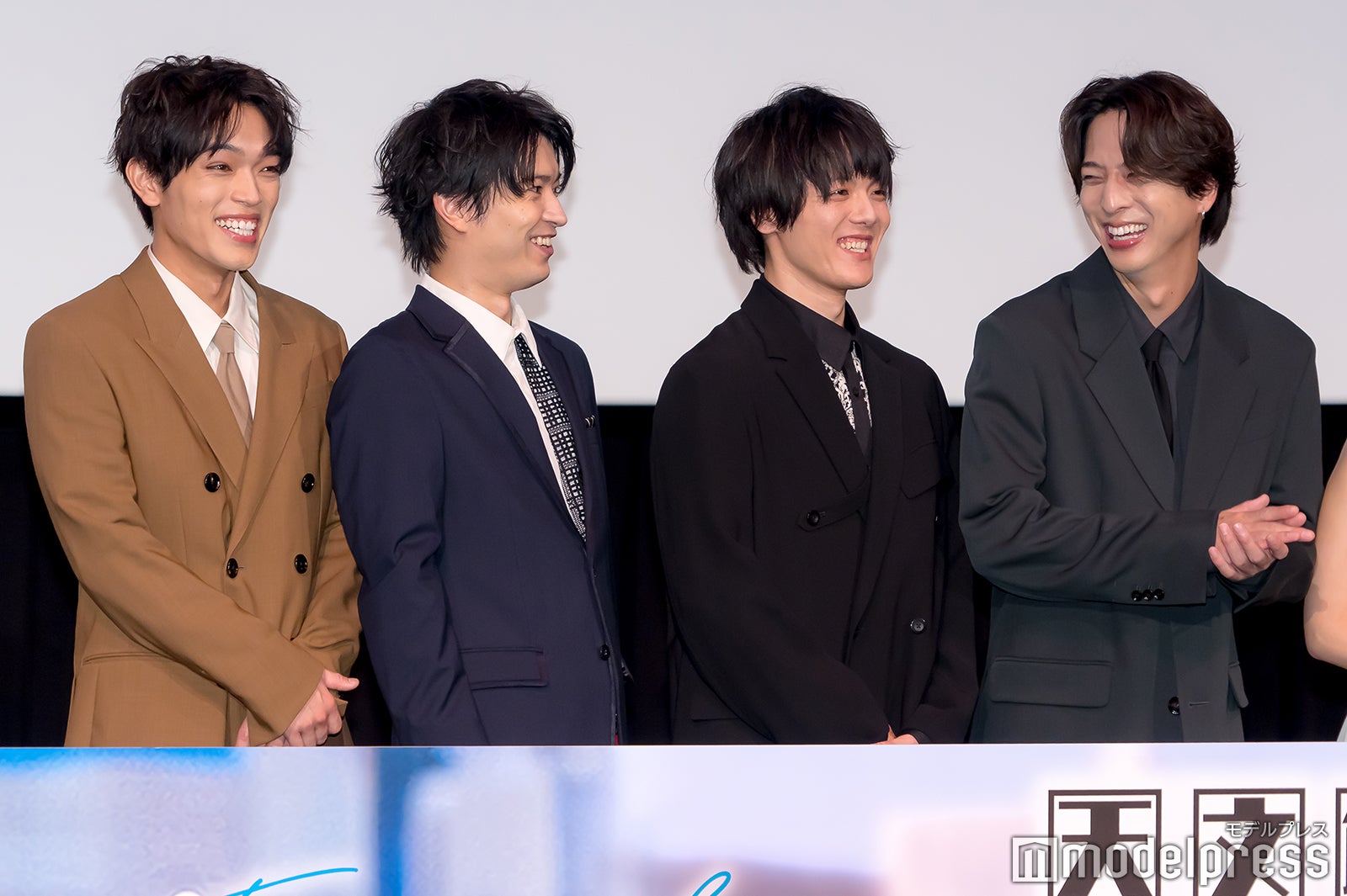フォトセッションで笑いがこぼれる原嘉孝、高田翔、室龍太、寺西拓人（C）モデルプレス