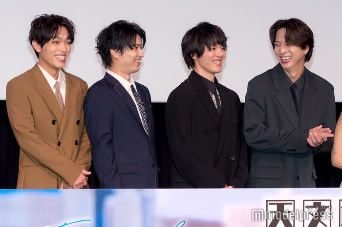 フォトセッションで笑いがこぼれる原嘉孝、高田翔、室龍太、寺西拓人(C)モデルプレス