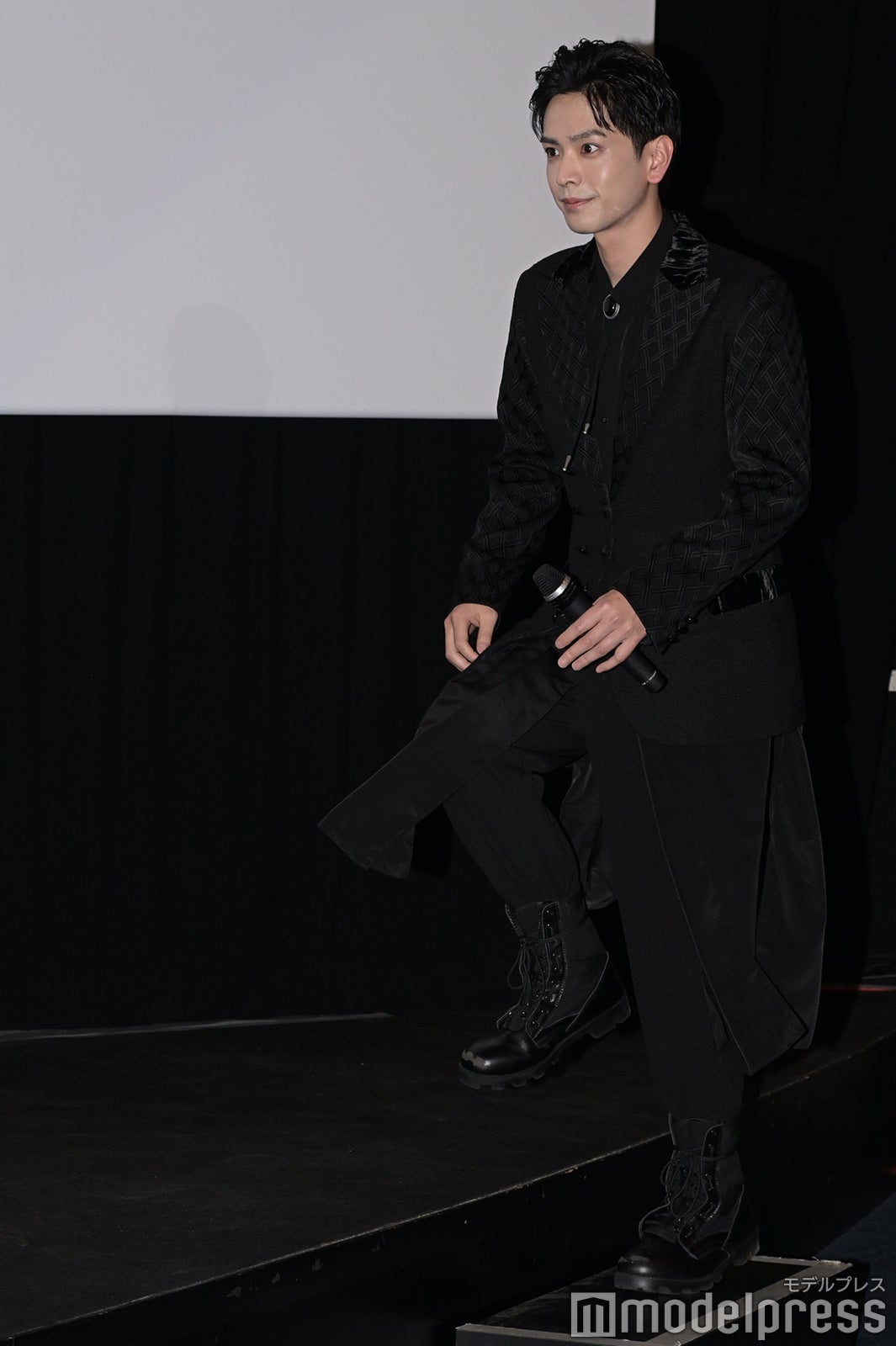 黒羽麻璃央（C）モデルプレス