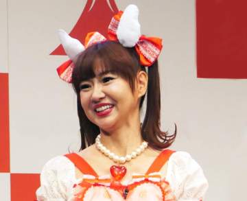 57歳ってマジかよ？！ハリウッドセレブに大変身の美魔女芸人 「何頭身あるの！？」「おちゃらけても隠せない美貌と気品」小顔際立つ高貴ドレスさゆりに衝撃