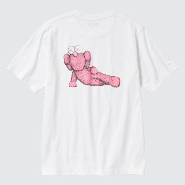 ユニクロ　KAWS　コラボUT　売り切れ必至　カウズ　UT　グラフィックTシャツ　バック