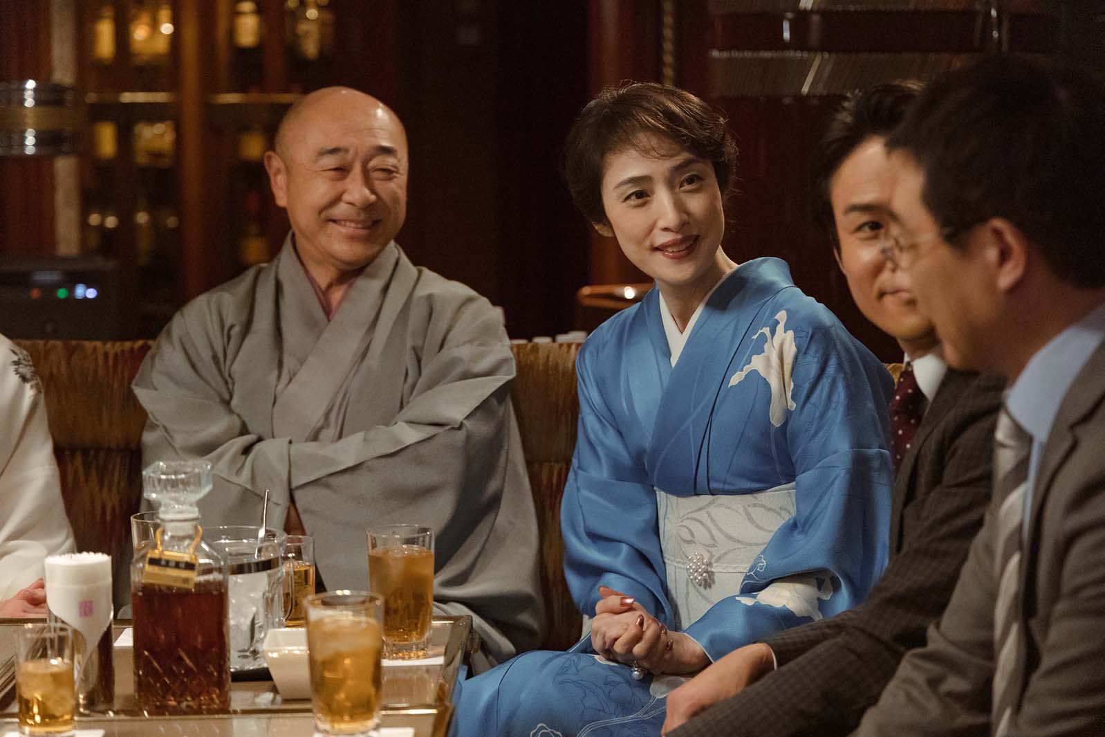 高橋克実、天海祐希ら「合理的にあり得ない～探偵・上水流涼子の解明～」第3話より（C）カンテレ