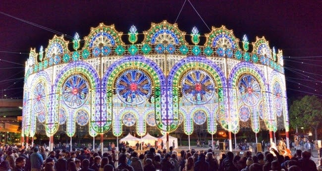 音楽に合わせて30万球が光り踊る!326万人来場「神戸ルミナリエ」開催