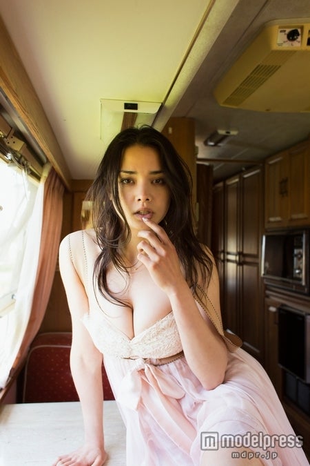 「ピカル」出演の人気モデル、エロチズム全開で美バスト披露