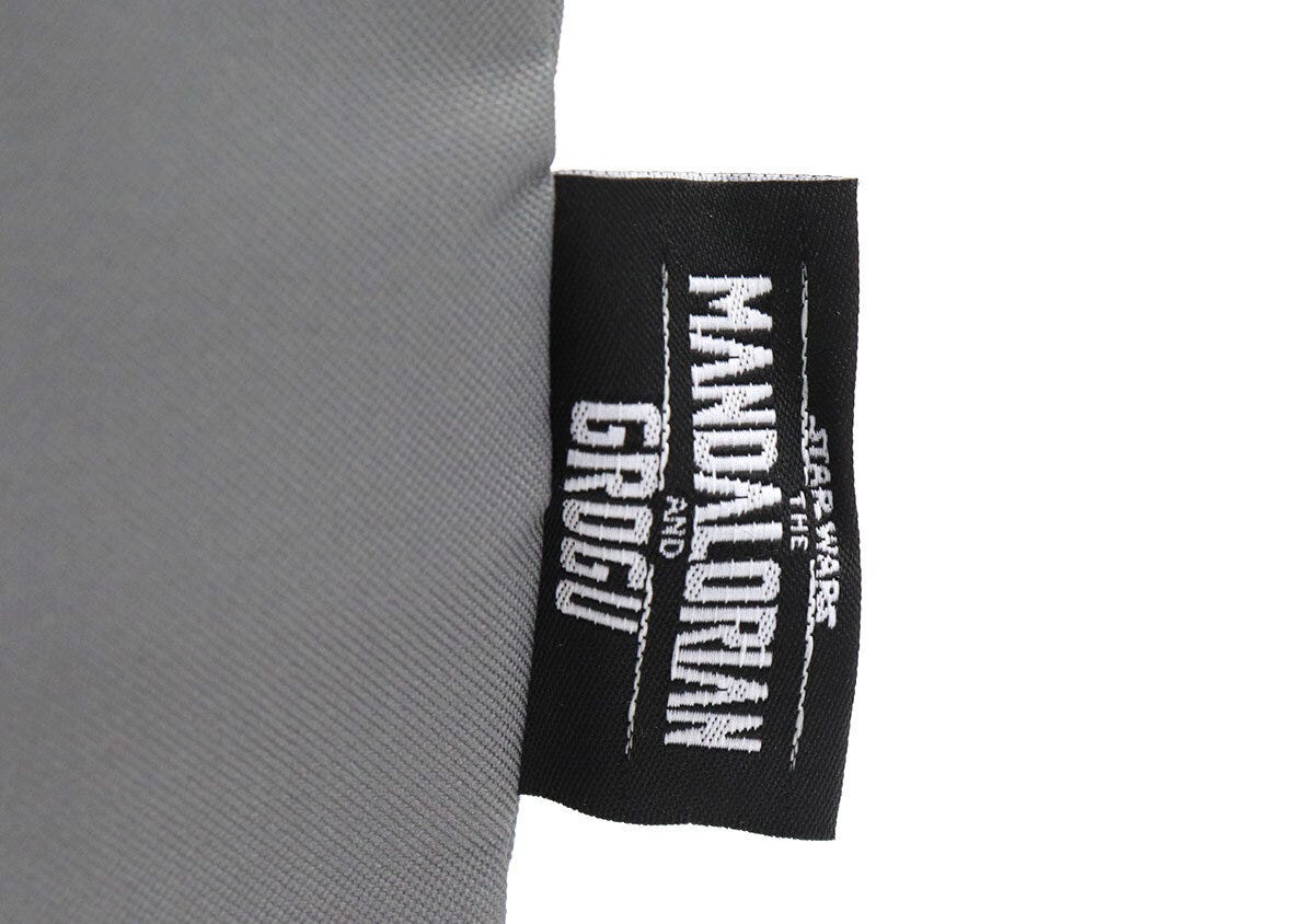 ランチトートのサイドに付いたロゴ刺繍タグ