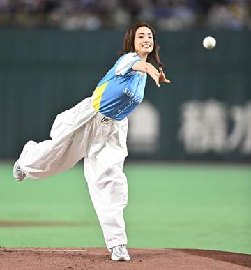 上戸彩が始球式 大きく振りかぶって投じたボールは… 左打席の後方を転がり苦笑い サントリードリームマッチ