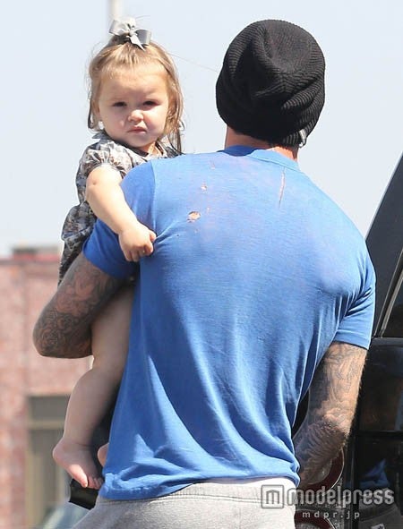 よく見るとベッカムのTシャツにはリアルな穴が。。。FameFlynet Pictures / Zeta Image