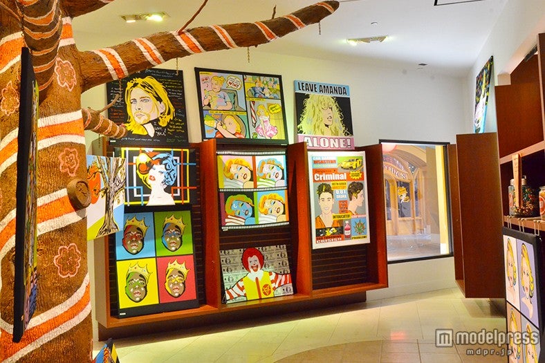 お菓子で作られた肖像画／画像提供：Hollywood＆Highland