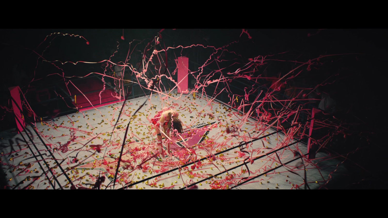 小嶋陽菜／AKB48「シュートサイン」MVより（C）AKS