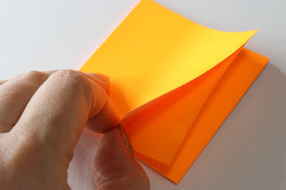 ダイソー 壁に貼れるふせん(50枚、オレンジ) ダイソーの壁に貼れるふせん(50枚、オレンジ)をめくる