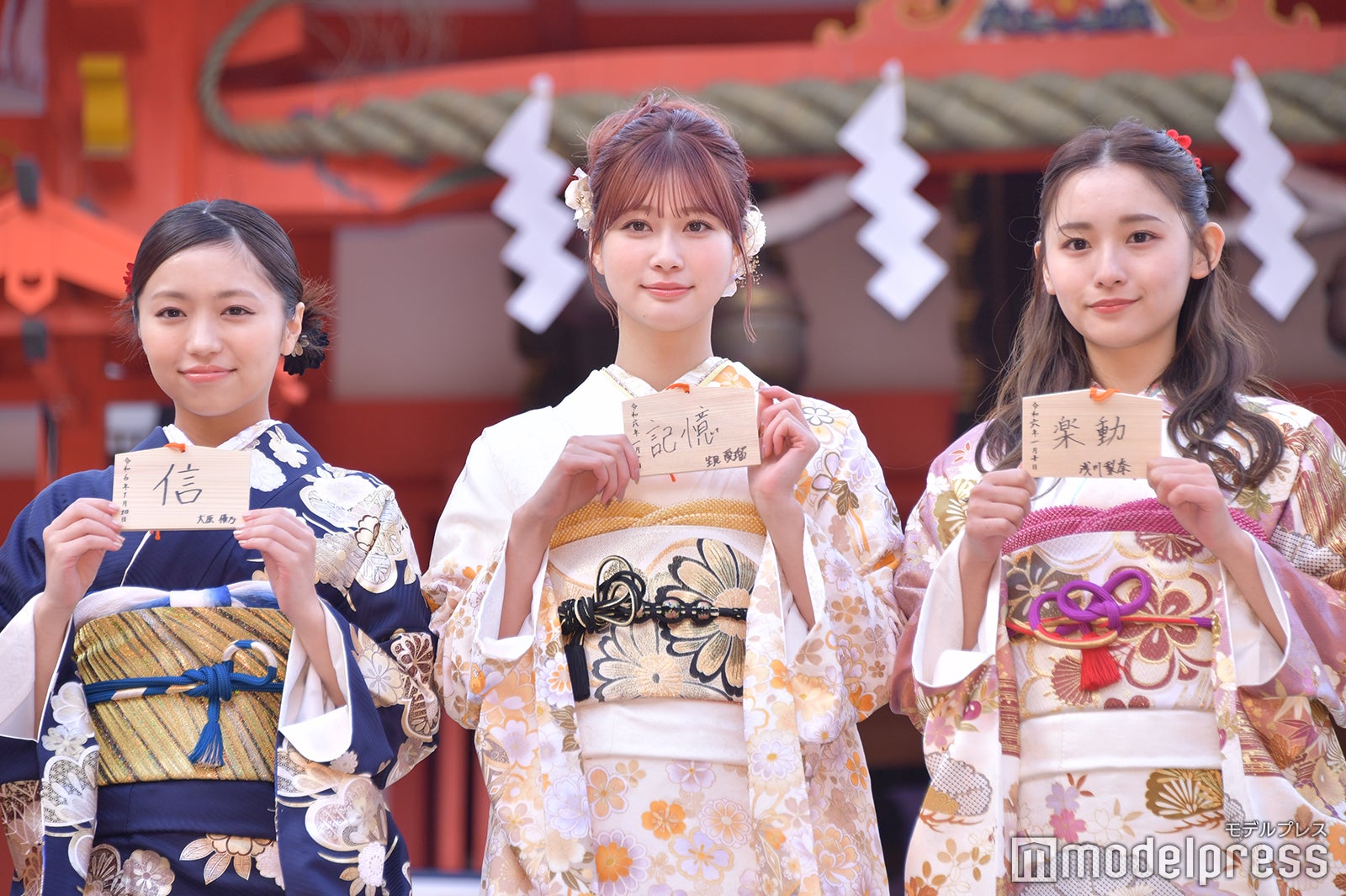 （左から）大原優乃、生見愛瑠、浅川梨奈（C）モデルプレス