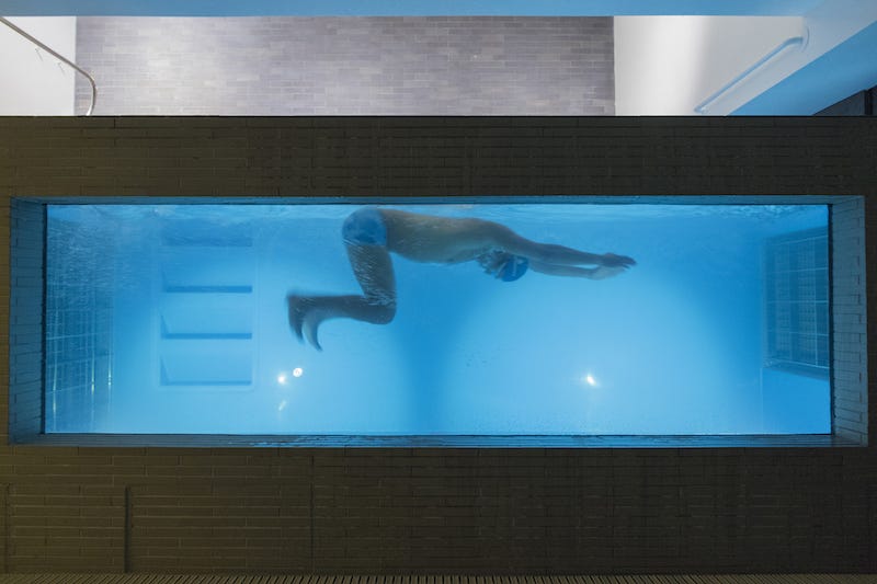 腰を落とさず膝をお腹に近づける