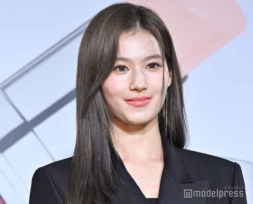 TWICEサナ、レースコルセットを大胆衣装に “あざとさの進化系”コケット・ファッションで魅了