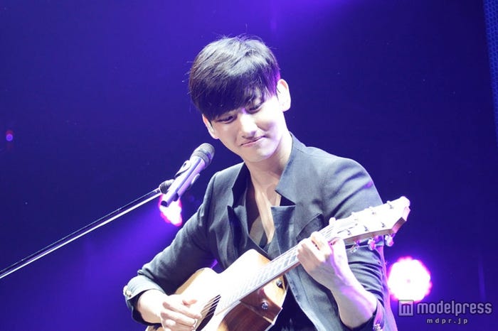 ギターの弾き語りを披露するチャンミン