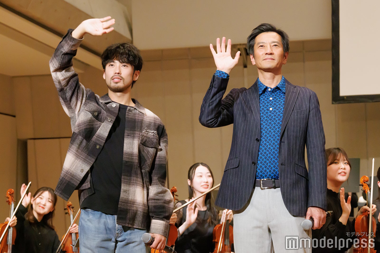 佐藤緋美、津田寛（C）モデルプレス