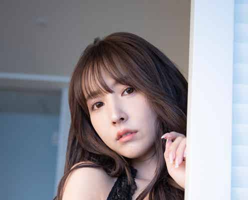 三上悠亜、セクシー衣装で美バストチラリ 1st写真集とリンクした内容に