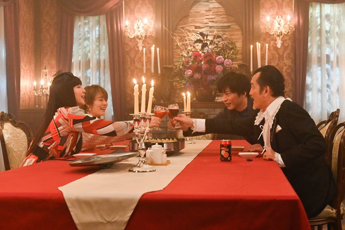 (左から)麻生久美子、高畑充希、田中圭、吉田鋼太郎「unknown」第2話より(C)テレビ朝日