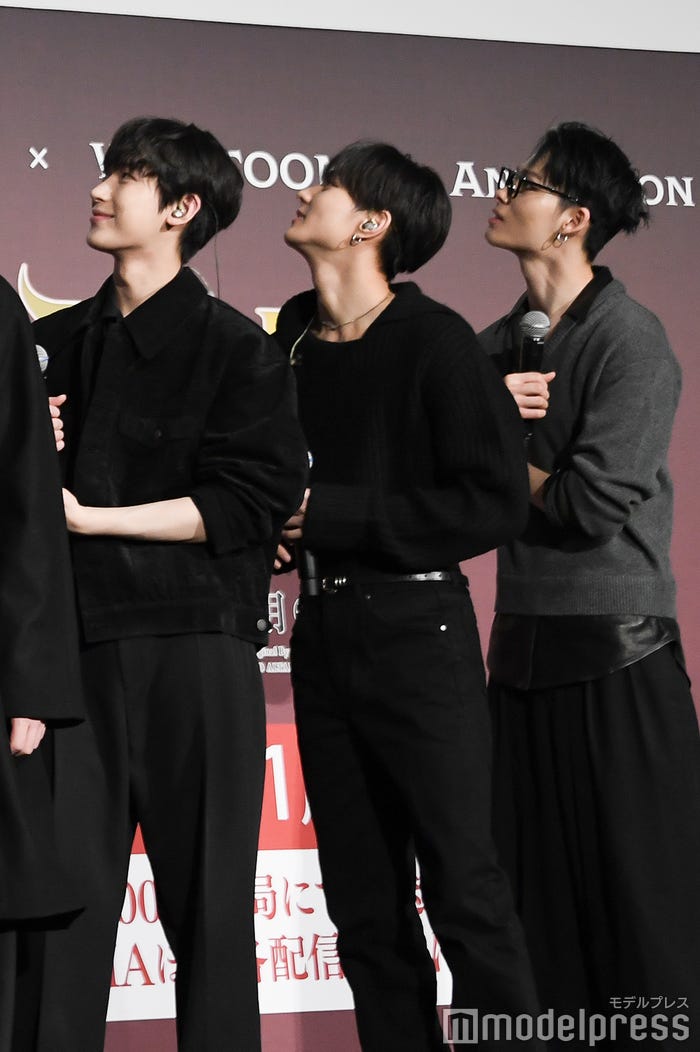 スクリーンを見上げる年下組のSUNOO(ソヌ)、JUNGWON(ジョンウォン)、NI-KI(ニキ)(C)モデルプレス