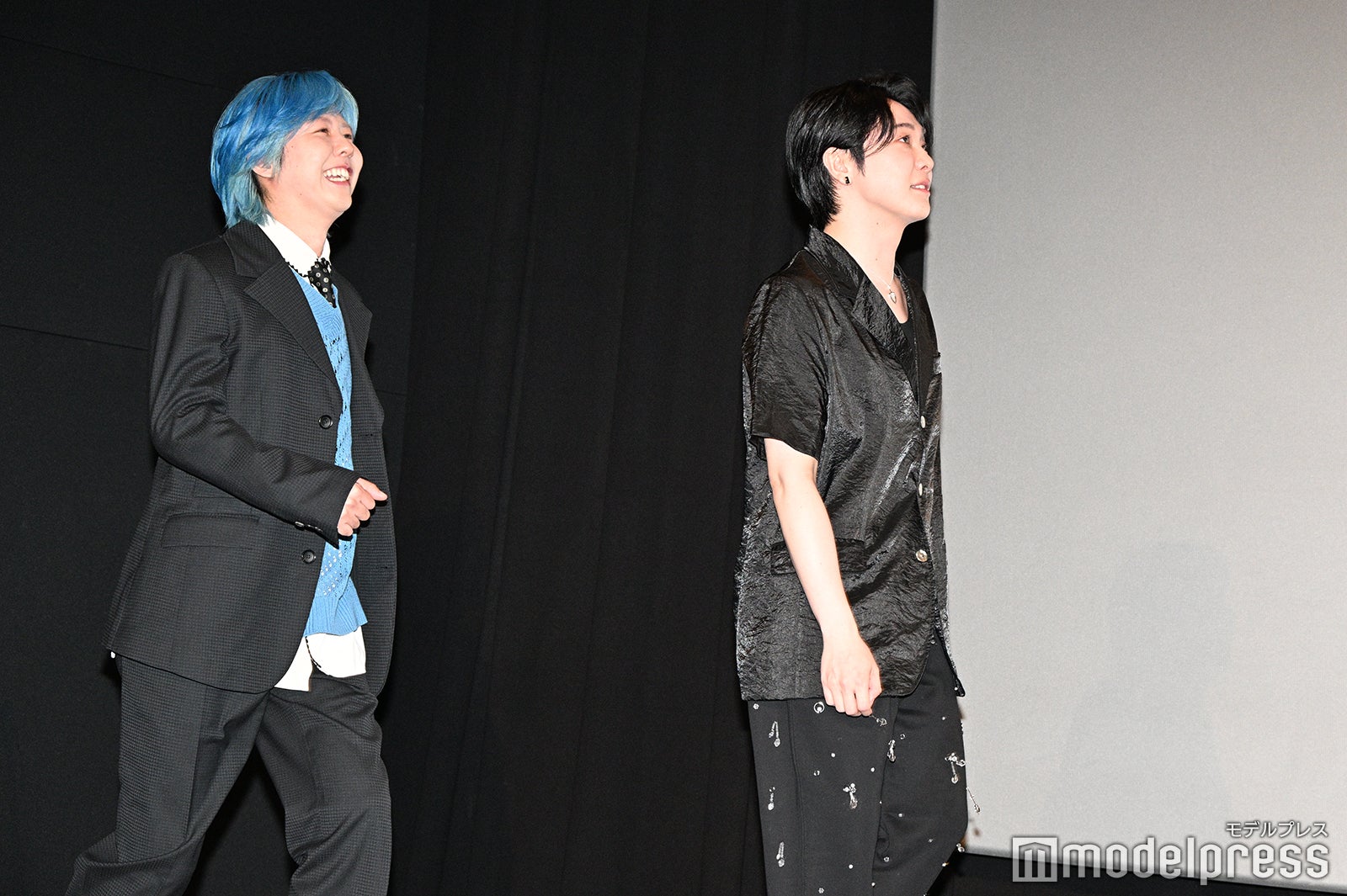 陽気な若井滉斗から距離を置いて登場した藤澤涼架、大森元貴（C）モデルプレス