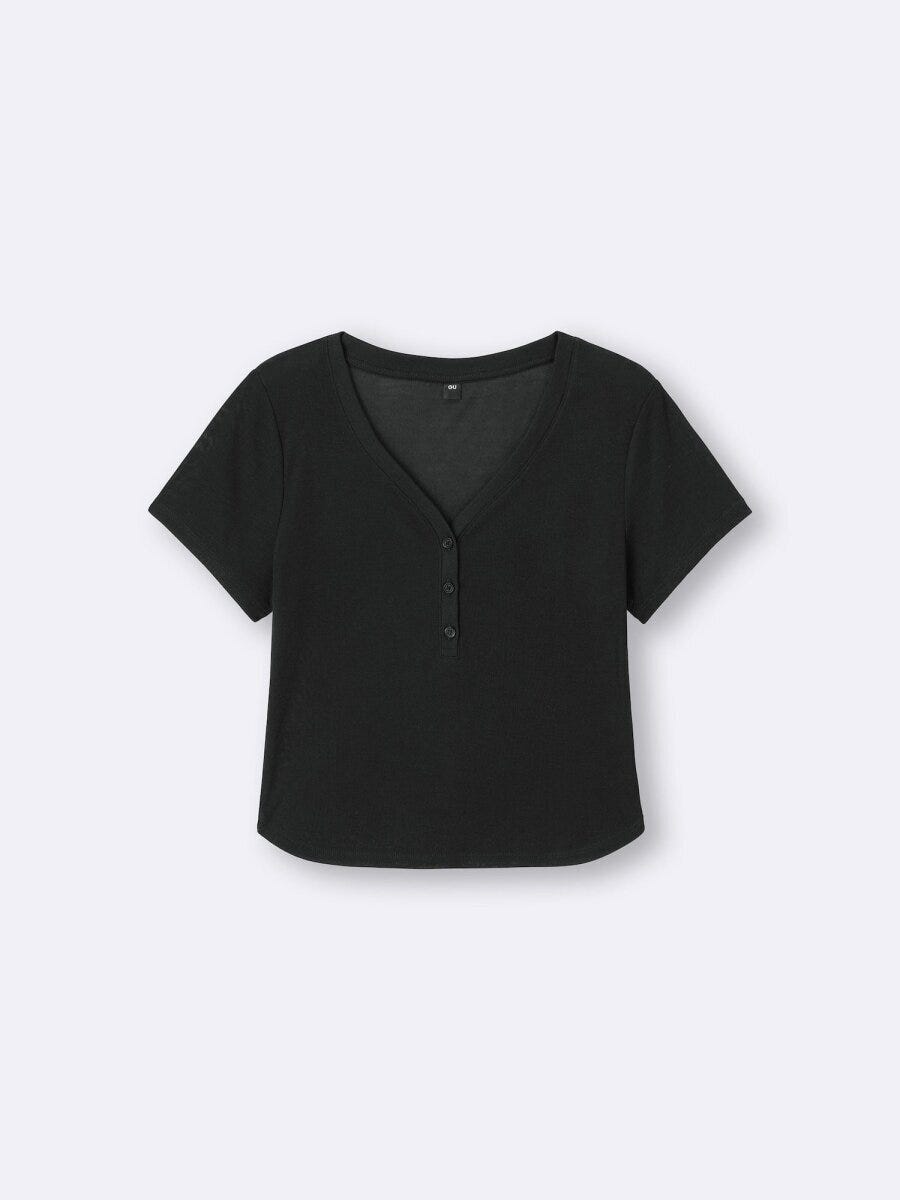 黒いヘンリーネックの半袖Tシャツが平置きで写っている