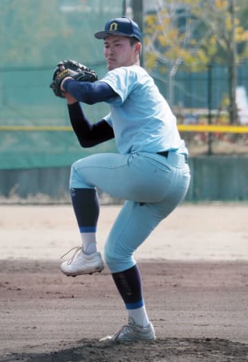 プロ注目の近江・上田 課題露呈4回3失点 NPB2球団スカウト視察 昨年3月勇退の多賀前監督も見守る