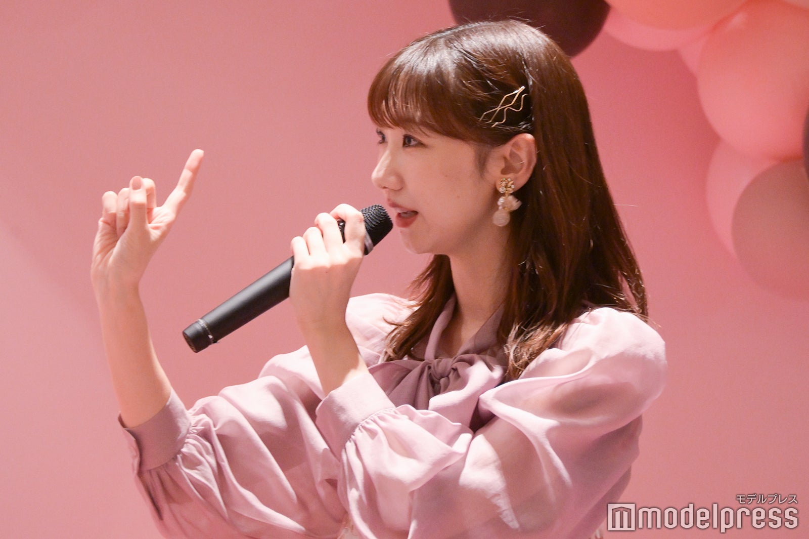 メイクのポイントを説明する柏木由紀（C）モデルプレス